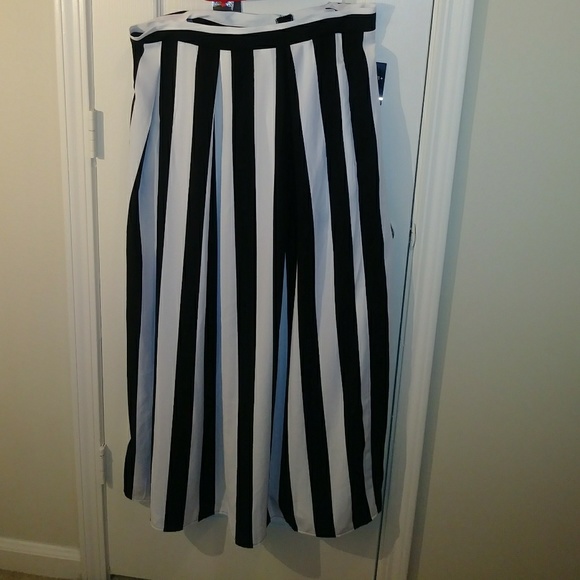 **SOLD**Striped Black White Long Skirt Size 1X - Picture 4 of 4